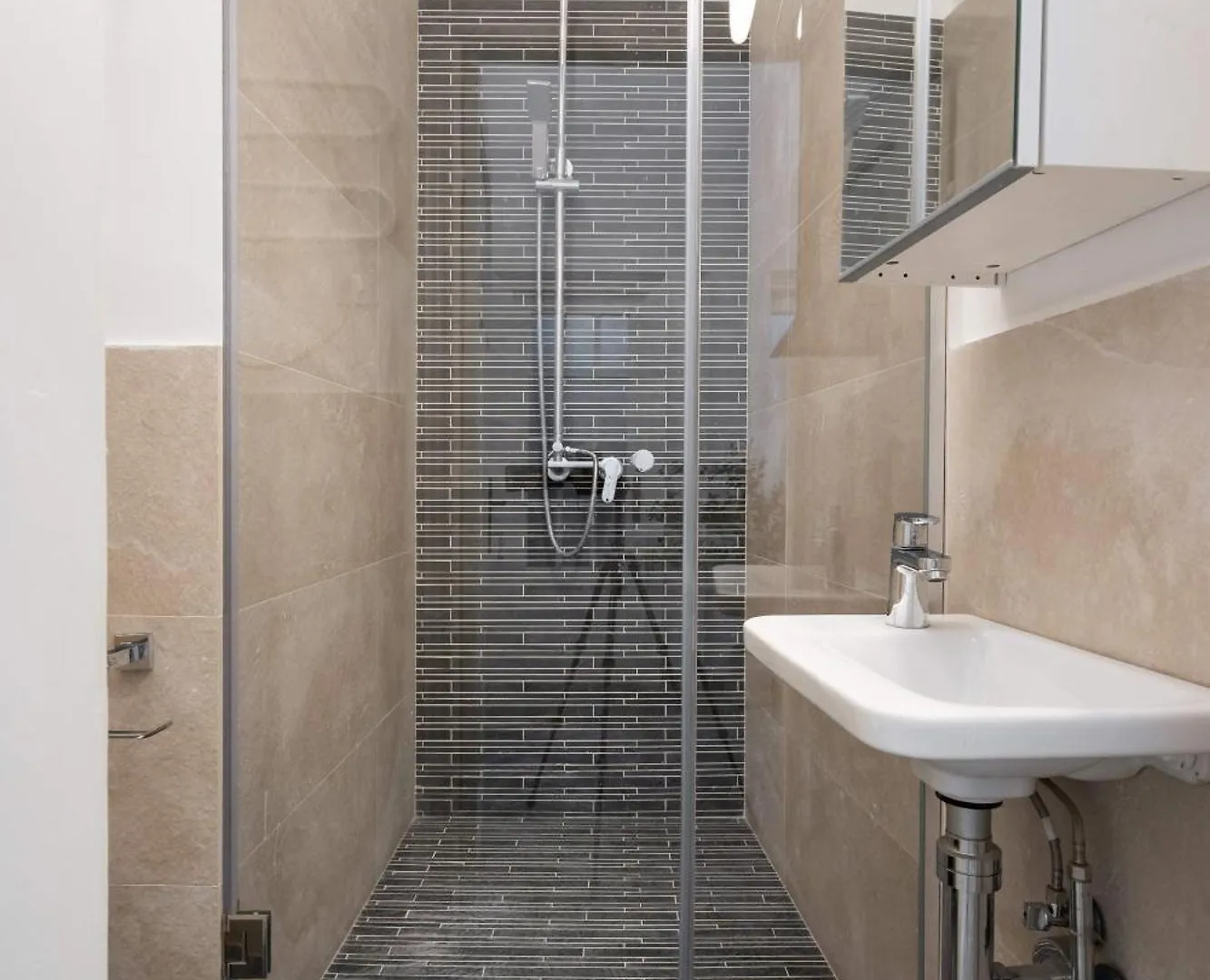 Apartment Stunning 3Br - Balcony Overlooking Calea Victoriei Bucharest