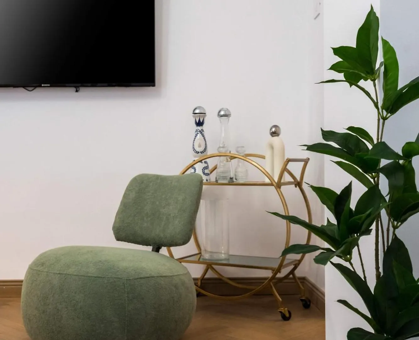 Apartment Stunning 3Br - Balcony Overlooking Calea Victoriei Bucharest Romania