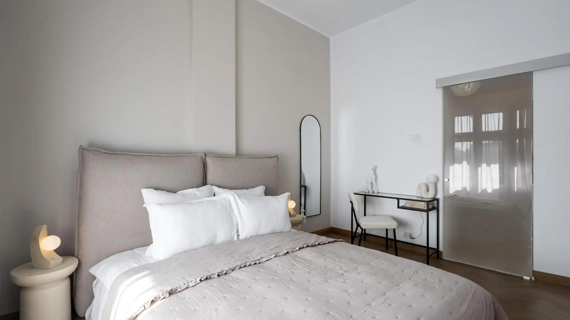 Stunning 3Br - Balcony Overlooking Calea Victoriei Boekarest Appartement
