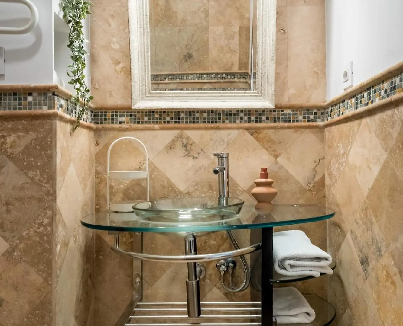Appartement Stunning 3Br - Balcony Overlooking Calea Victoriei Boekarest Roemenië